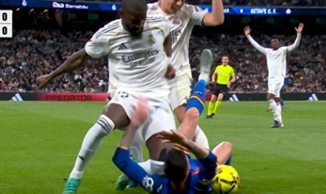 开云下载-皇马主场爆冷输球，吕迪格暴力动作未被罚下引发争议