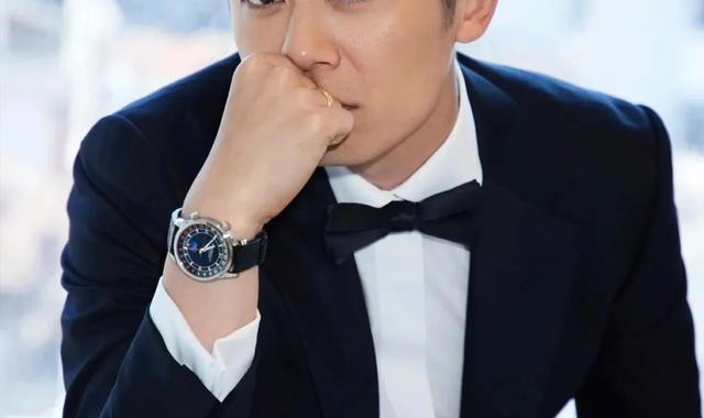 开云线上入口-朱亚文现身上海街头被偶遇，网友：声音很好听，私服帅爆了！