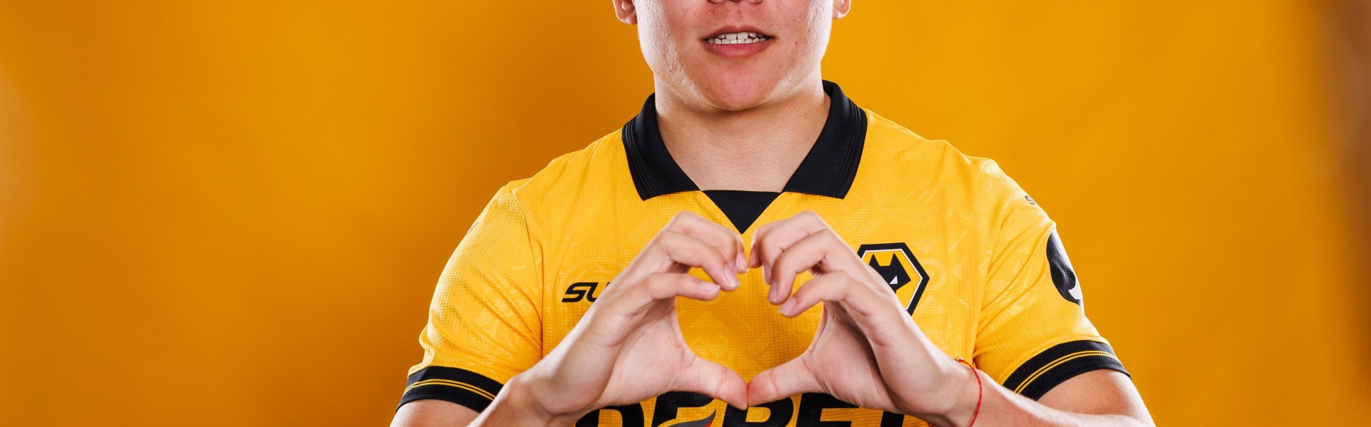 官方公告显示徐彬加盟的是巴恩斯利U21，并将同时效力狼队U21