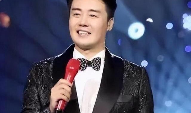 开云线上入口-他被称为最帅男高音，却对未来充满迷茫，如今儿子成了他的期望